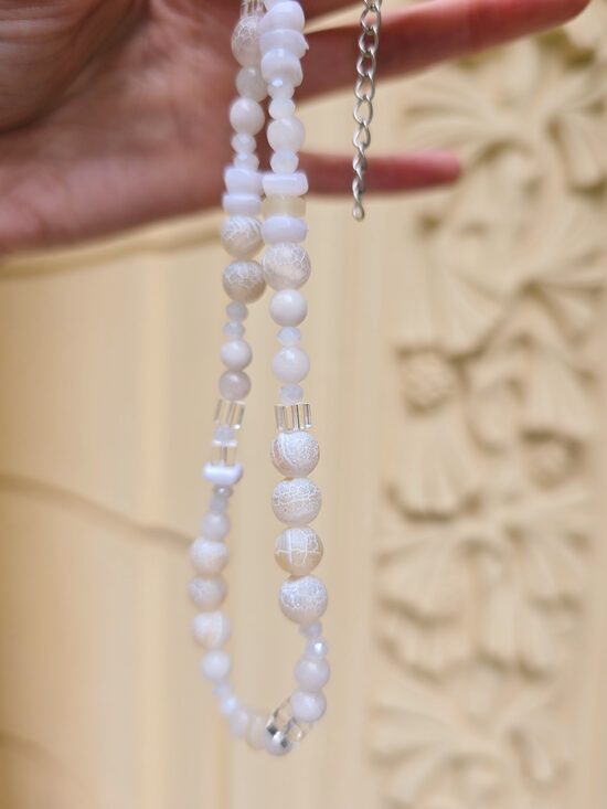 Baltas ahātu un perlamutra krelles