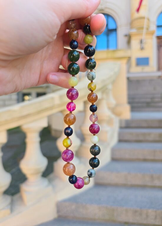 Dažādu akmeņu raibās krelles tumši košās nokrāsās