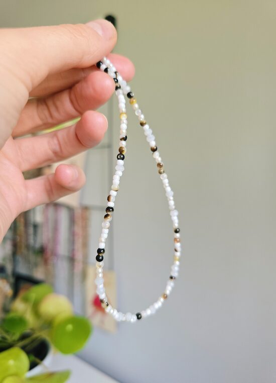 Sīko pērlīšu un perlamutra gaiši bēšās krelles