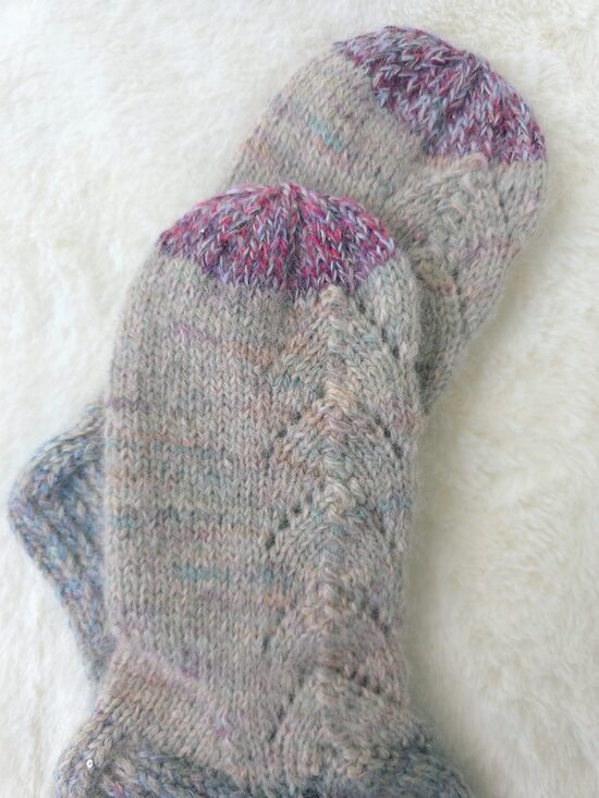Gaiši zilas adītas vilnas zeķes ar rozā purngaliem