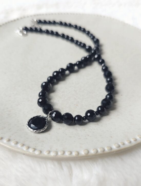 Melnās krelles no oniksa un stikla kristāliņiem