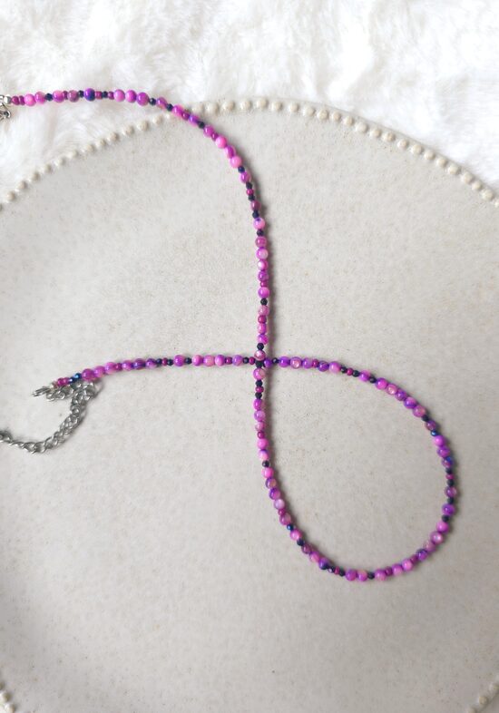 Violetās, sīko pērlīšu perlamutra krelles