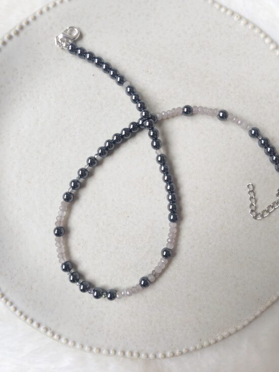 Mirdzoši pelēkā latvieša hematīta krelles