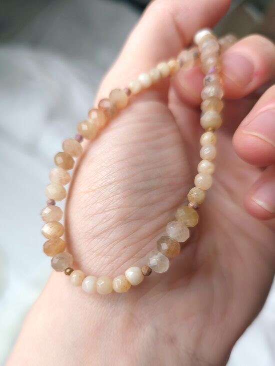 Vairāk saulei un gaismai saules akmens krelles