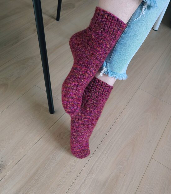 Ar rokām adītas raibi rozā vilnas zeķes 