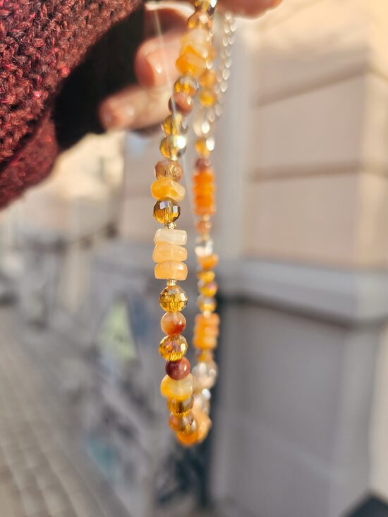 Stikla pērlīšu un spožu kristāliņu krelles