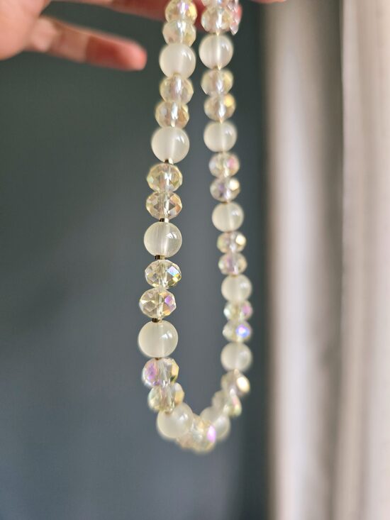 Transperent and shiny yellow beaded necklace