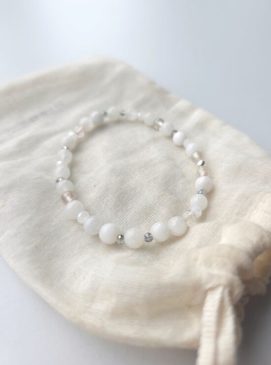 Sīku pērlīšu aproce no perlamutra un spožiem kristāliņiem