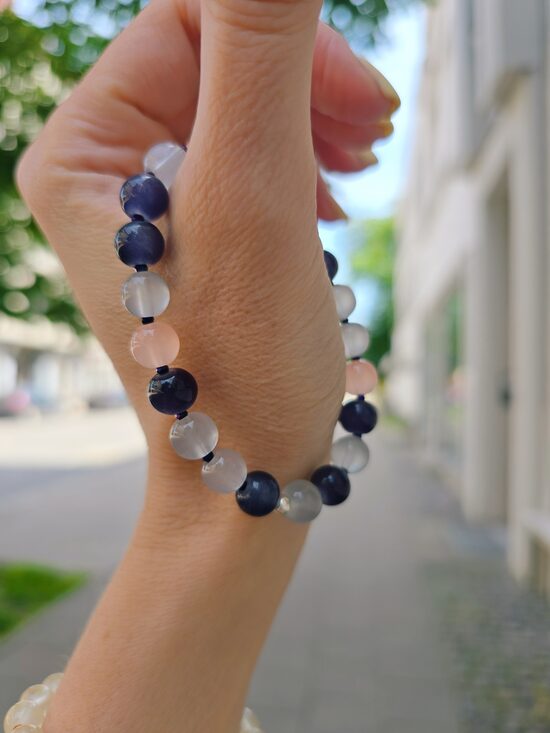 Pelekzilā bumbiņu aproce ar tumši violetiem kristāliņiem