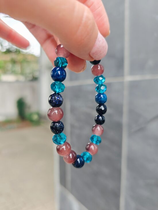 Tumši zila avanturīna, stikla un koka pērlīšu aproce