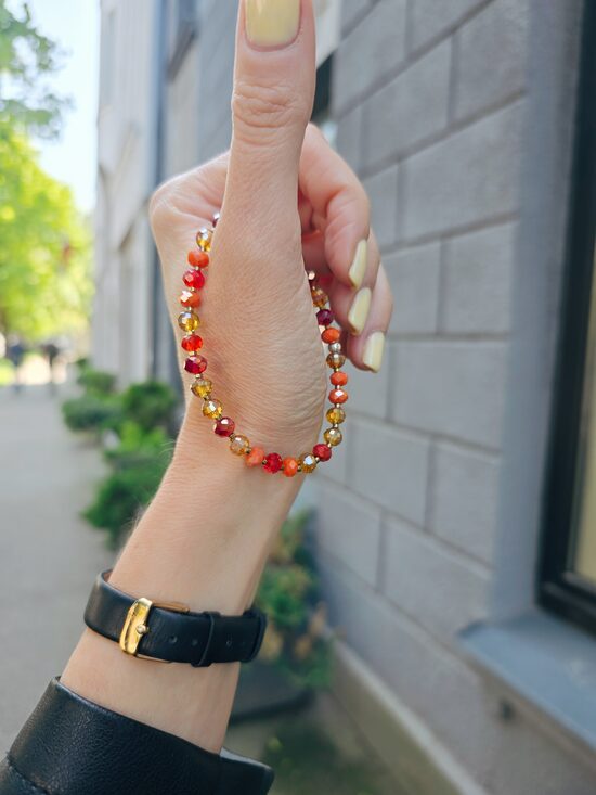 Mirdzoša sarkani oranža stikla kristāliņu aproce