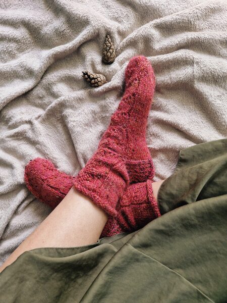 Sarkanas vilnas zeķes lielai pēdai.