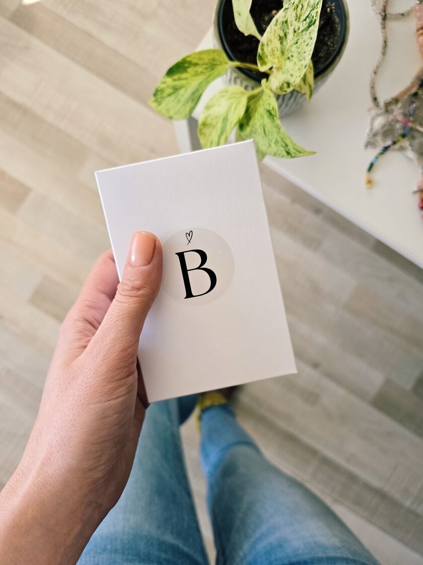 Skaisti un neatkārtojami aksesuāri un rotas sievietēm. Oriģināls roku darbs radīts Latvijā